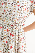 Load image into Gallery viewer, Louche Danica Dogs Day klänning med hundmönster