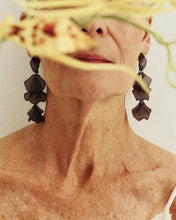 Load image into Gallery viewer, Wos Zena earrings black