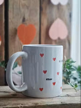 Load image into Gallery viewer, Kreativa Mugg "Hjärtan"