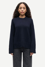 Load image into Gallery viewer, Samsoe Samsoe Sakeiku sweater salute mörkblå